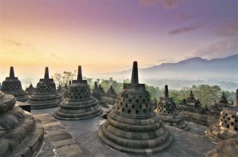  Le Temple de Borobudur ? Une Monumentale Expression de Foi et de Symbolique Cosmique!