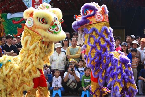  La Danse du Tigre de Jebat: Un tourbillon mystique d'ornements et de symboles sacrés !