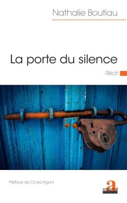 La Porte du Silence : Une Exploration Introspective des Textures et des Couleurs Sublimes!