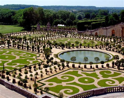 Le Jardin du Roi: Une Exploration Vibrant de la Nature et des Symboles Spirituels !