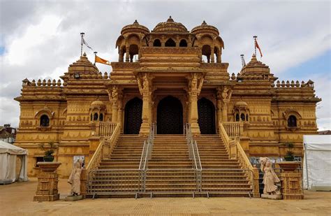  Le Temple de Lara Kutarawan: Un Hymne Sculpté à la Puissance Divine!