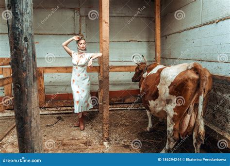 The Milkmaid - Un Tableau Émouvant d'Une Vie Paysanne Simple et Un Portrait Subtil du Travail Féminin !